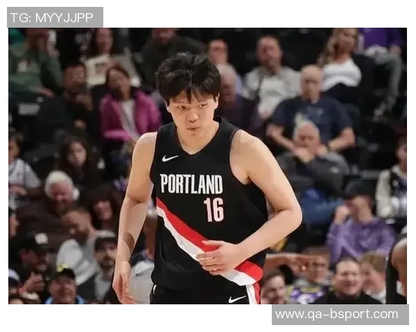 裁判赞赏杨瀚森表现出色赛后竖大拇指传递认可与鼓励